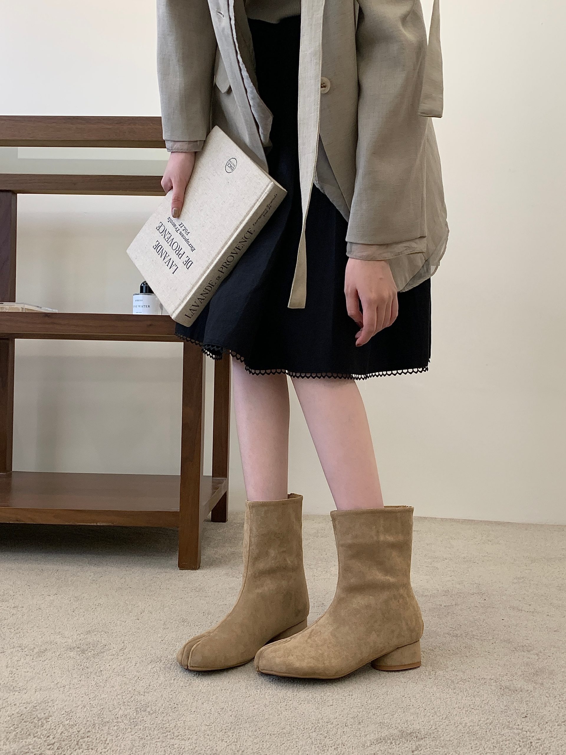 2026-new-french-retro-pointed-toe-chunky-heel-short-boots-autumn-winter-split-toe-slim-boots_1 2026 New French Retro Pointed Toe Chunky Heel Short Boots Autumn Winter Split Toe Slim Boots