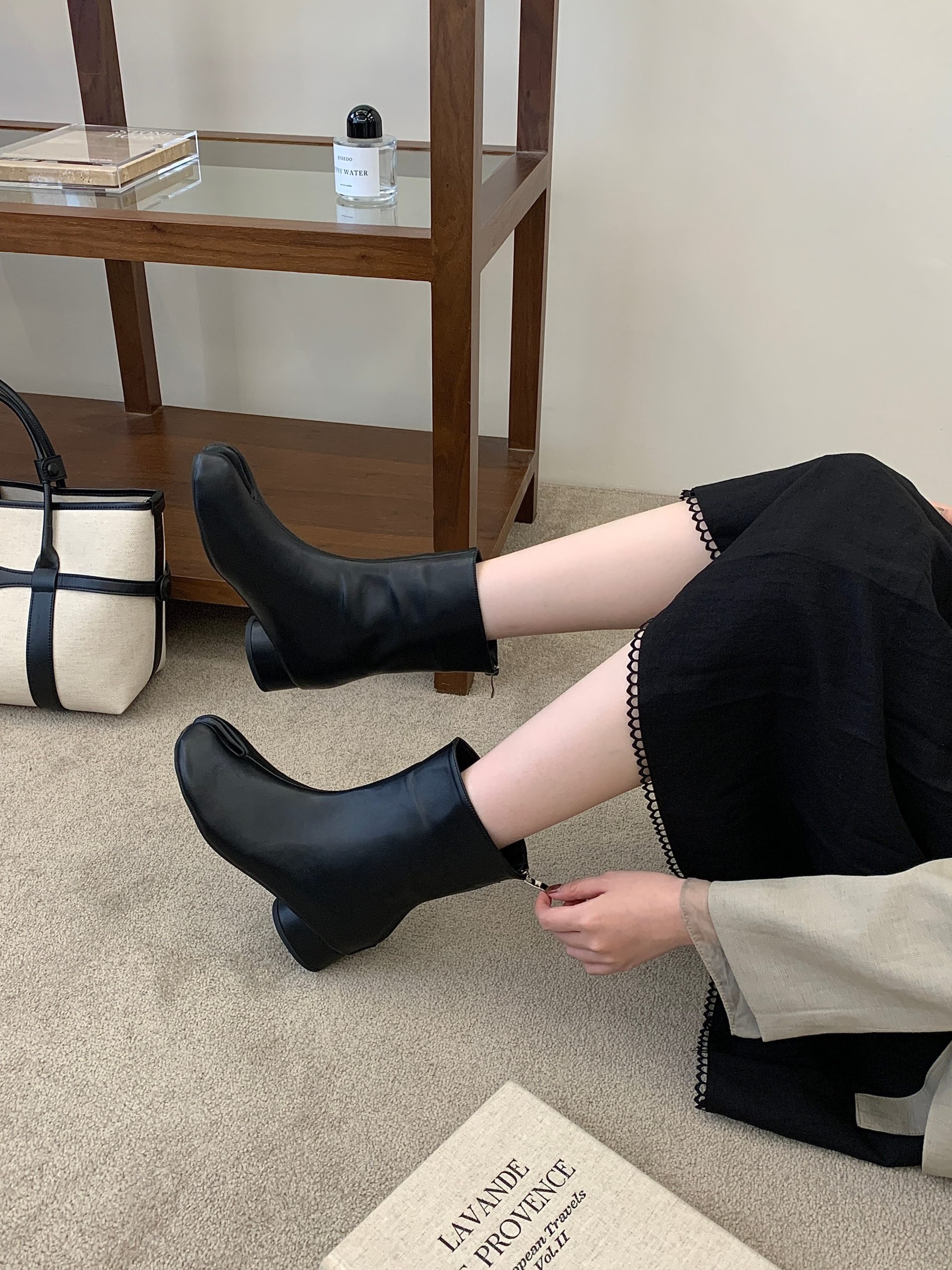 2026-new-french-retro-pointed-toe-chunky-heel-short-boots-autumn-winter-split-toe-slim-boots_2 2026 New French Retro Pointed Toe Chunky Heel Short Boots Autumn Winter Split Toe Slim Boots