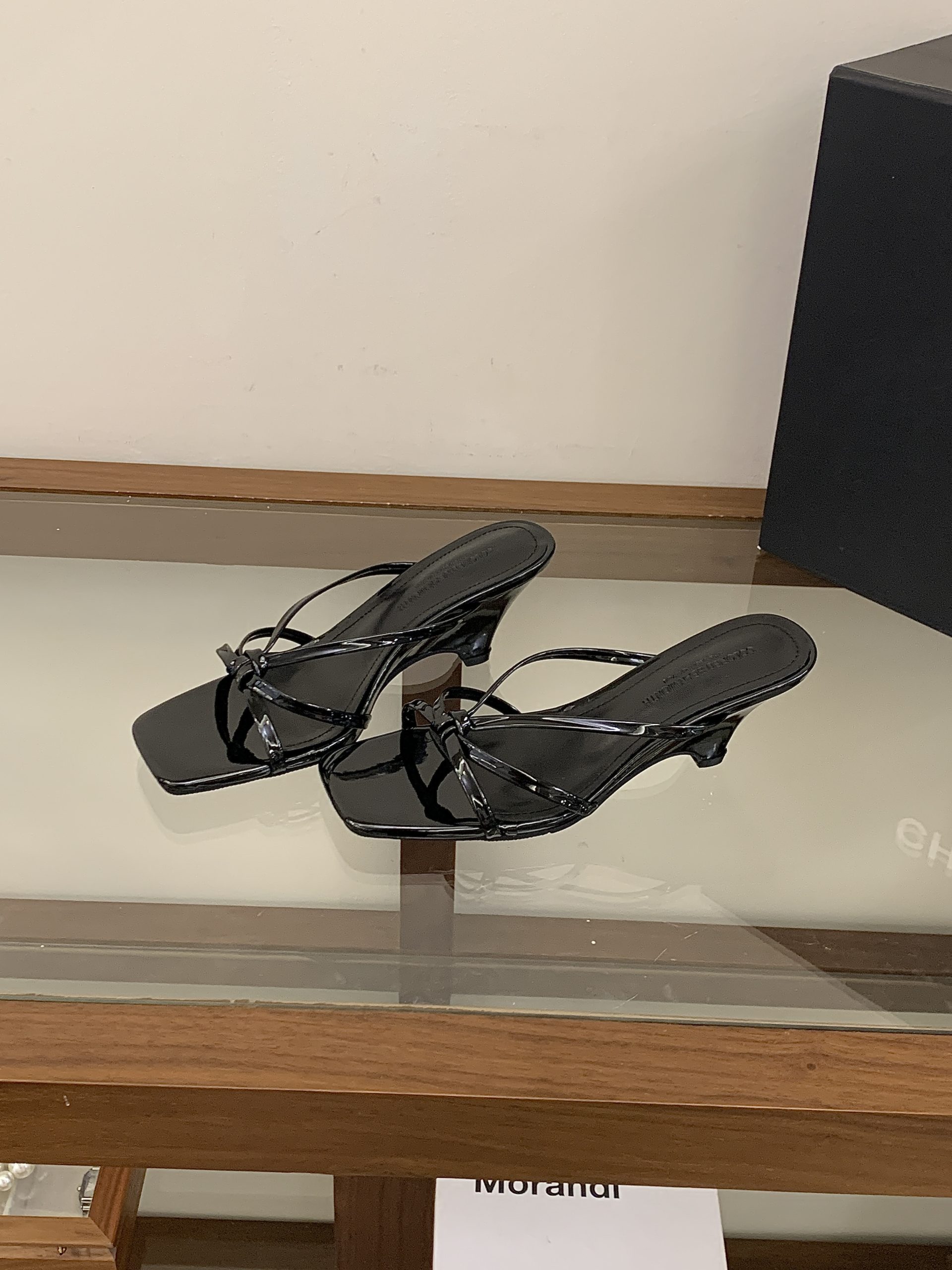 2026-new-summer-korean-style-patent-leather-chunky-heel-square-toe-mid-heel-elegant-open-toe-slippers-for-women 2026 New Summer Korean Style Patent Leather Chunky Heel Square Toe Mid Heel Elegant Open Toe Slippers for Women
