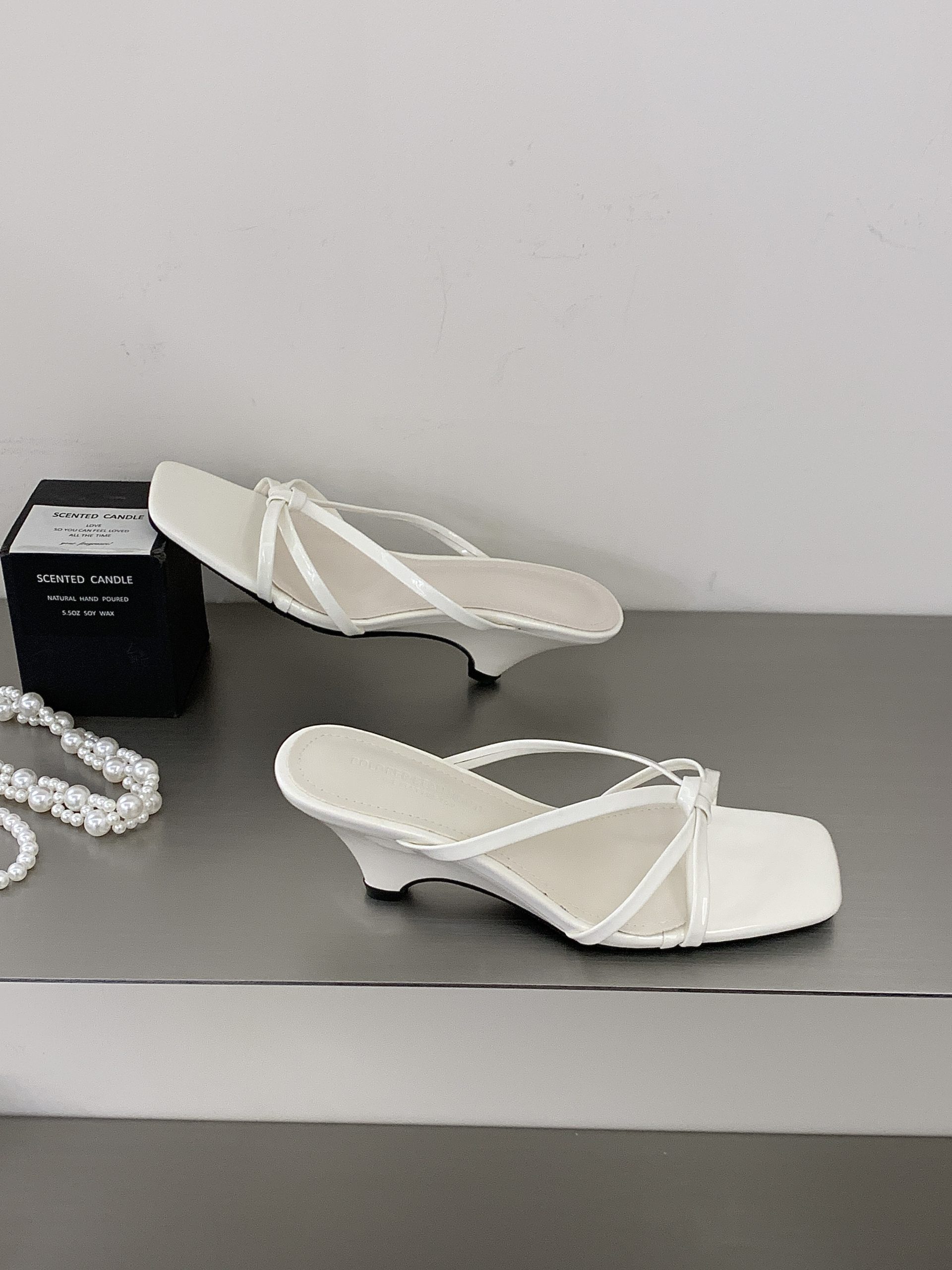 2026-new-summer-korean-style-patent-leather-chunky-heel-square-toe-mid-heel-elegant-open-toe-slippers-for-women_2 2026 New Summer Korean Style Patent Leather Chunky Heel Square Toe Mid Heel Elegant Open Toe Slippers for Women
