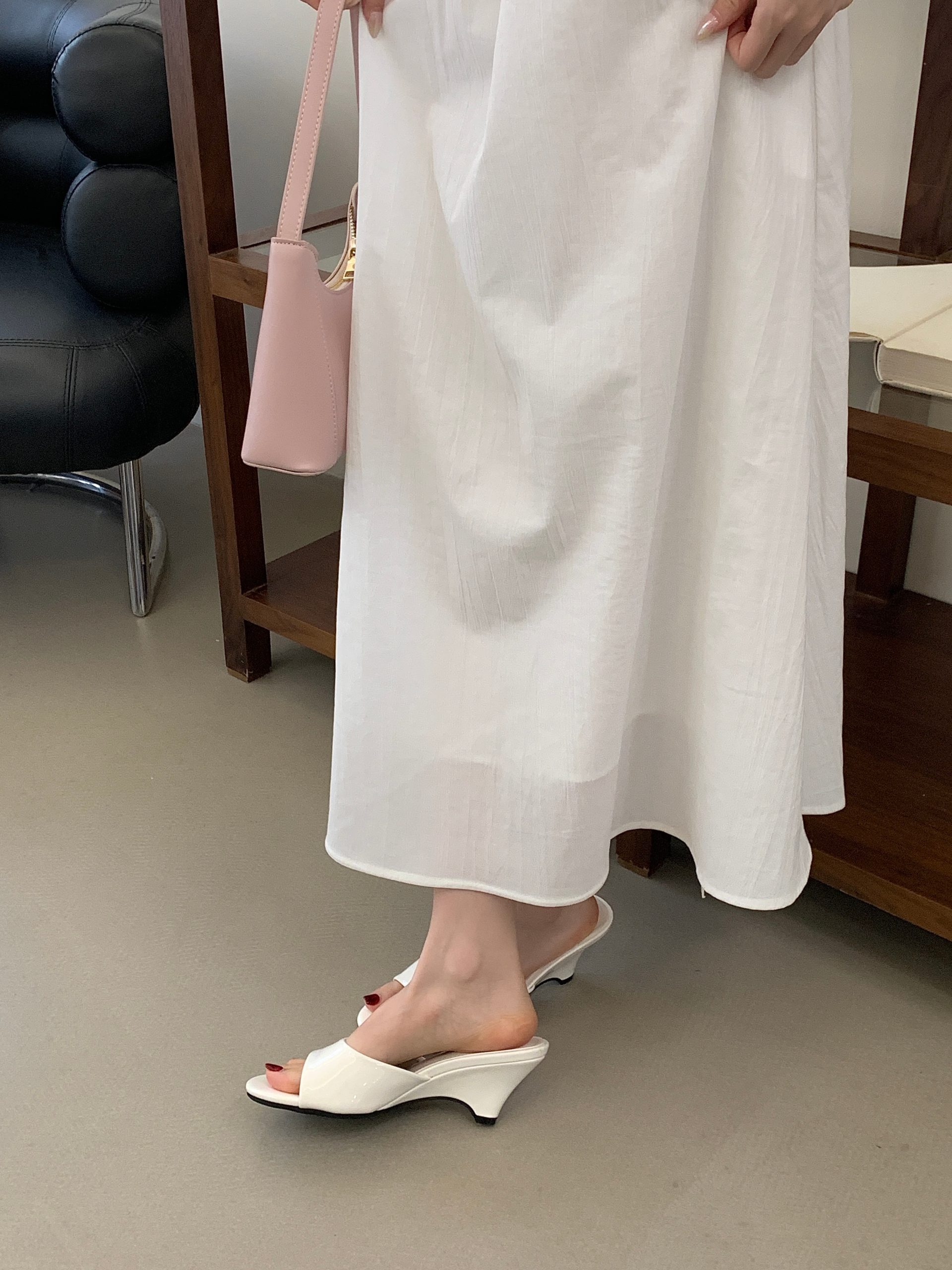 2026-new-summer-slippers-slip-on-fashion-french-style-chunky-heel-comfortable-open-toe-half-slippers-style-5e5b6d_1 2026 New Summer Slippers Slip-On Fashion French Style Chunky Heel Comfortable Open Toe Half Slippers - Style 5e5b6d